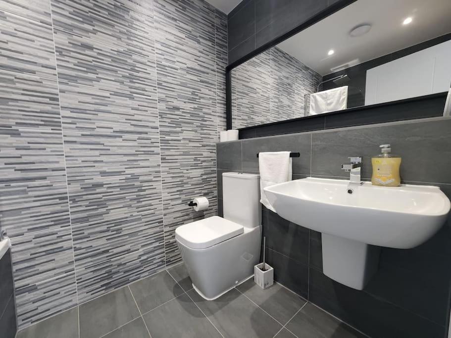 Paradigm Court, Modern 2-Bedroom Apartment F2, オックスフォード エクステリア 写真